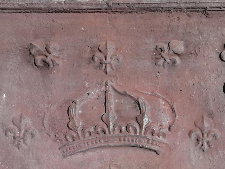 Grande plaque de cheminée en fonte ornée d'une couronne et de fleurs de lys-1