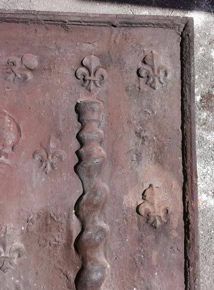 Grande plaque de cheminée en fonte ornée d'une couronne et de fleurs de lys-4
