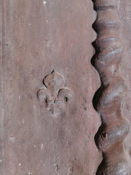 Grande plaque de cheminée en fonte ornée d'une couronne et de fleurs de lys-5