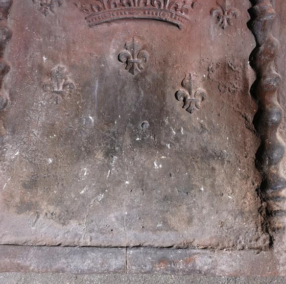 Grande plaque de cheminée en fonte ornée d'une couronne et de fleurs de lys-7