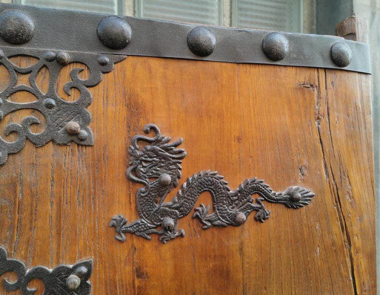Grande double porte chinoise en chêne aux dragons, vers 1950-3