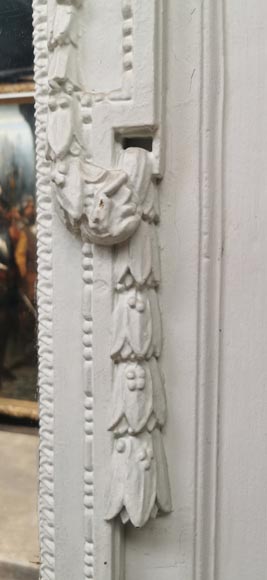 Grand trumeau de style Louis XVI en bois et stuc peint avec guirlande de laurier-3