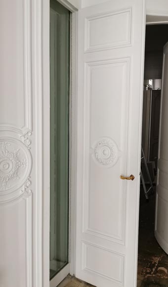 Paire de doubles portes double face de style Régence ornées de rosaces-5