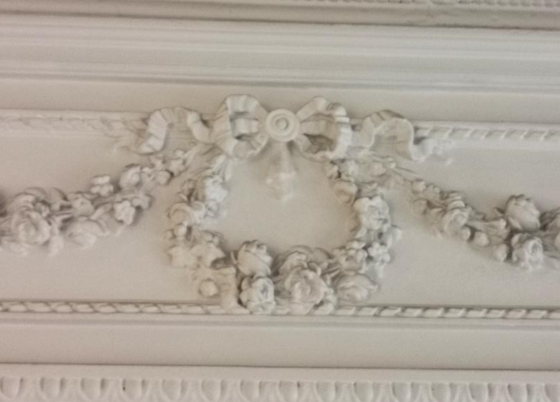 Petit trumeau de style Louis XVI à la couronne de roses-1