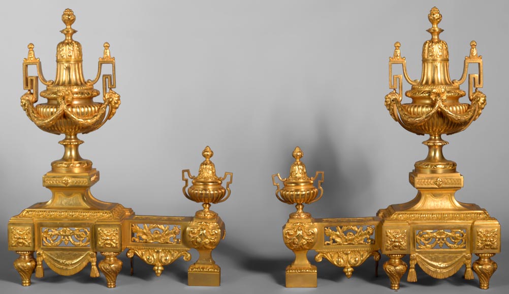 Belle paire de chenets en bronze doré de style Louis XVI aux vases-0