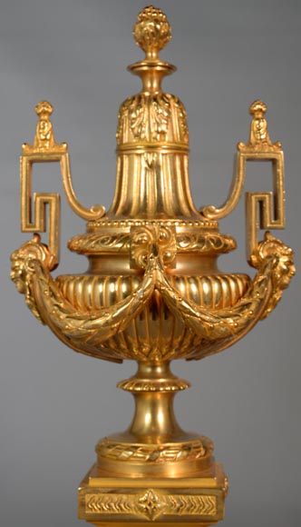 Belle paire de chenets en bronze doré de style Louis XVI aux vases-2