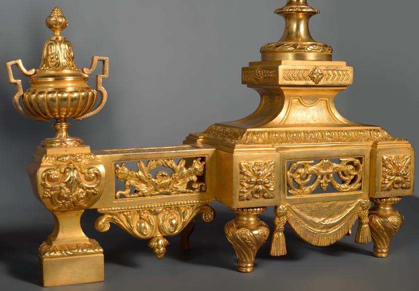 Belle paire de chenets en bronze doré de style Louis XVI aux vases-3