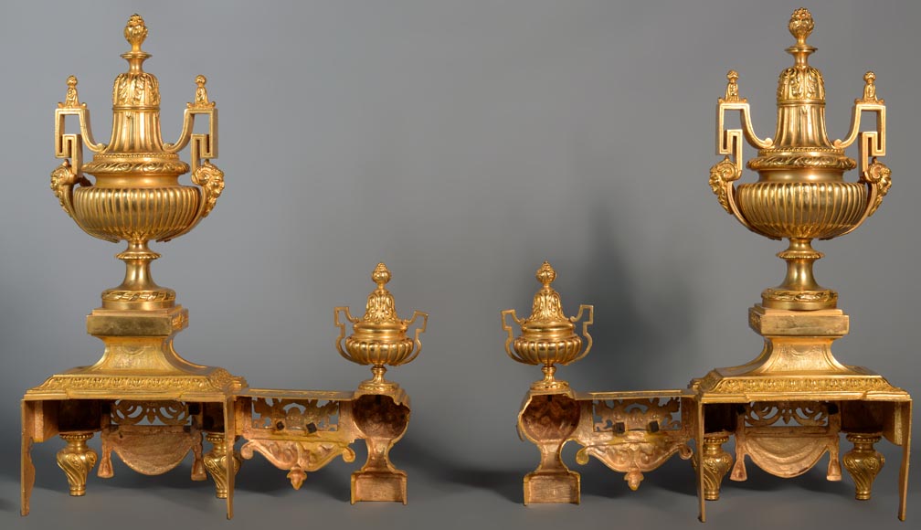 Belle paire de chenets en bronze doré de style Louis XVI aux vases-6