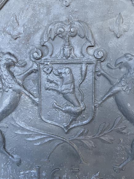 Plaque de cheminée en fonte de fer aux armoiries datée 1634, -1