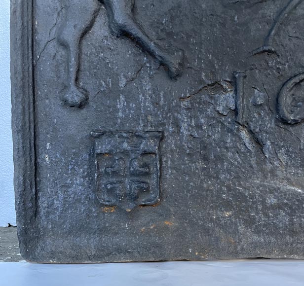 Plaque de cheminée en fonte de fer aux armoiries datée 1634, -3