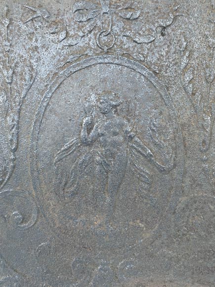 Plaque de cheminée en fonte représentant Vénus dans un médaillon-1