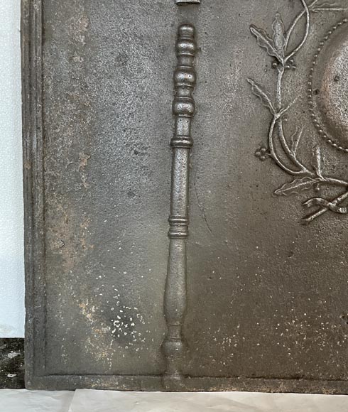 Plaque de cheminée ancienne aux colonnes d’Hercule et branche de laurier-4