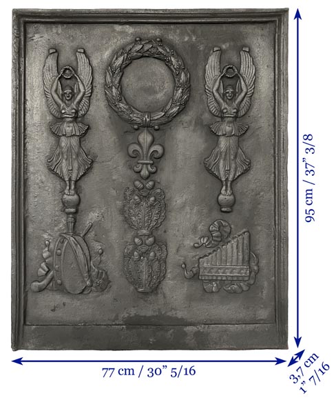 Plaque de cheminée aux Victoires et instruments de musique-8