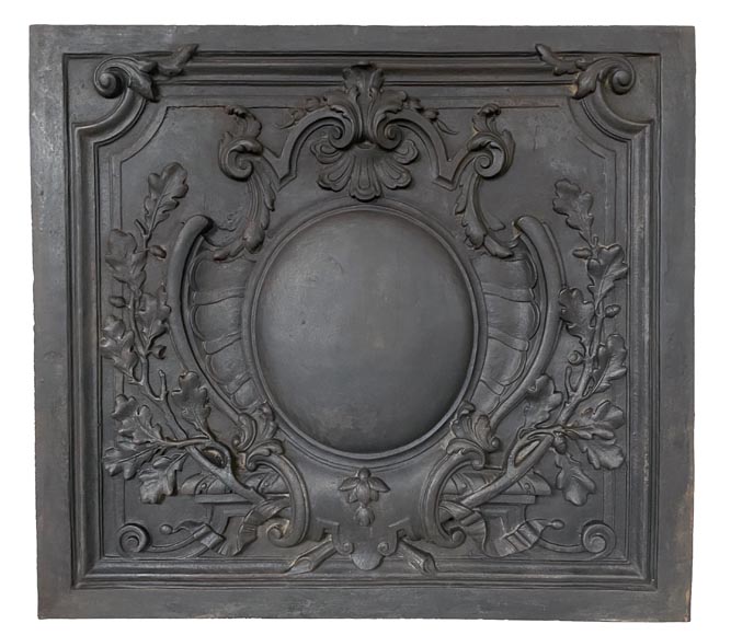 Plaque de cheminée de style Louis XV au cartouche-0