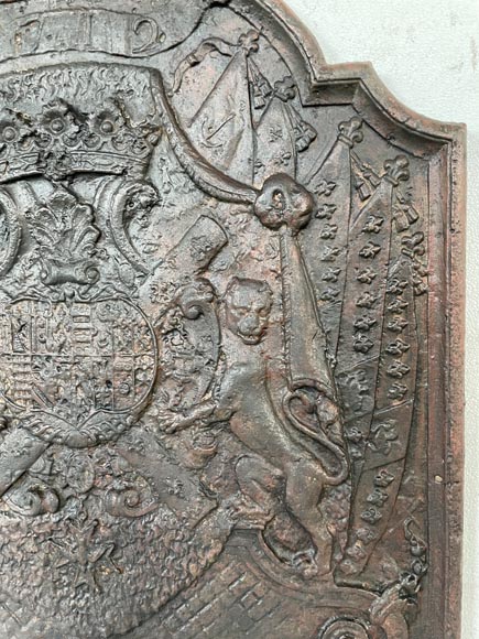 Plaque de cheminée en fonte de fer aux armoiries, XIXe siècle -3