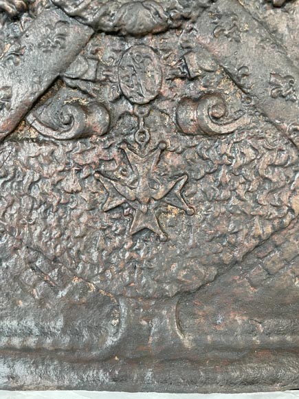 Plaque de cheminée en fonte de fer aux armoiries, XIXe siècle -7