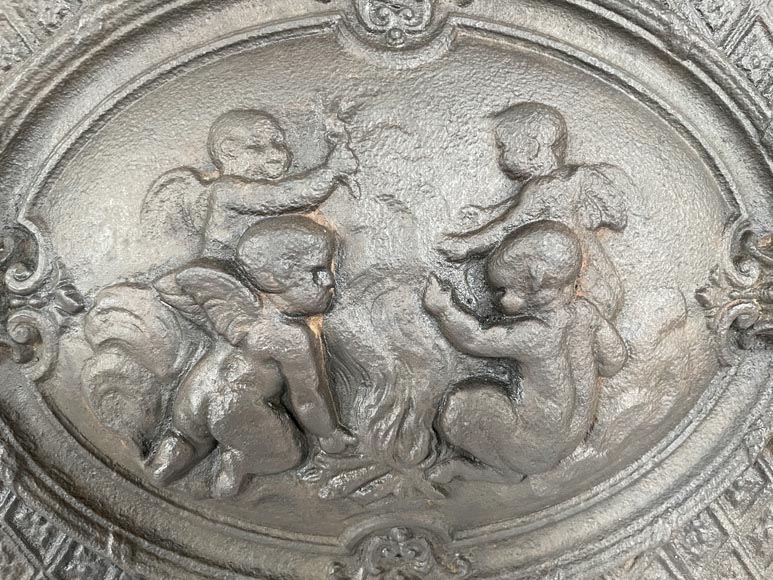 Plaque de cheminée en fonte de fer au décor de putti-2