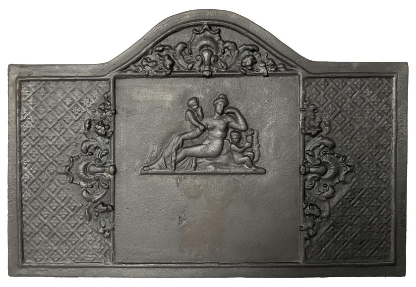 Plaque de cheminée en fonte orné de Vénus et deux putti-0