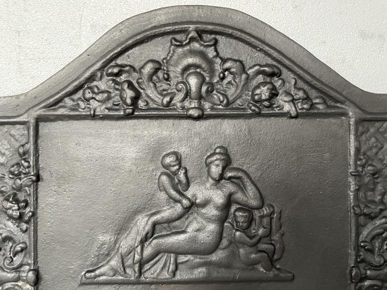 Plaque de cheminée en fonte orné de Vénus et deux putti-1