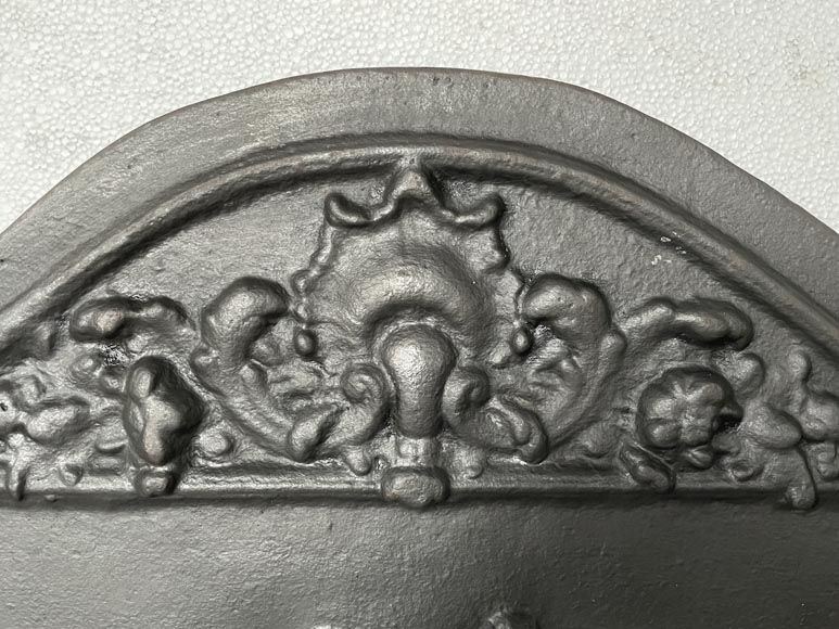 Plaque de cheminée en fonte orné de Vénus et deux putti-3