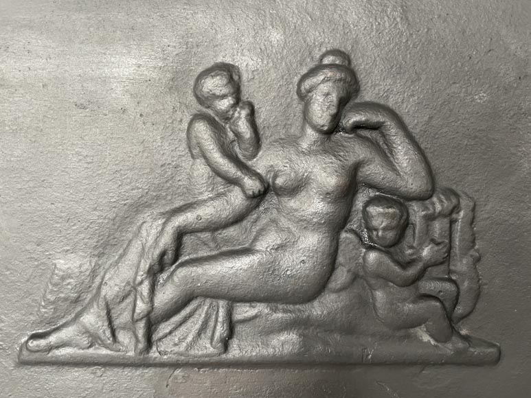 Plaque de cheminée en fonte orné de Vénus et deux putti-4