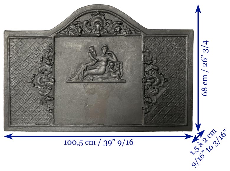 Plaque de cheminée en fonte orné de Vénus et deux putti-9