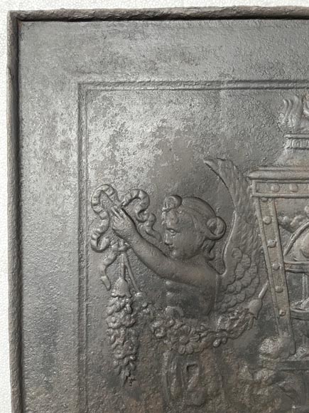 Plaque de cheminée en fonte de style Louis XVI au brûle parfum et aux sirènes-1