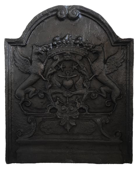 Plaque de cheminée de style Louis XV « Blason aux griffons »-0