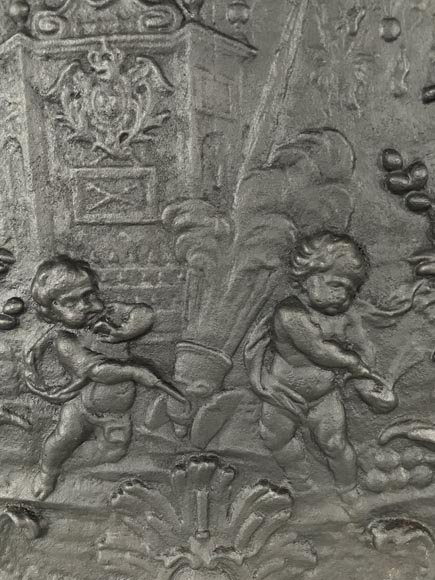 Plaque de cheminée à décor de putti au canon-1