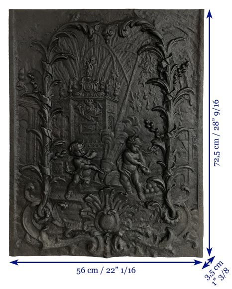 Plaque de cheminée à décor de putti au canon-9