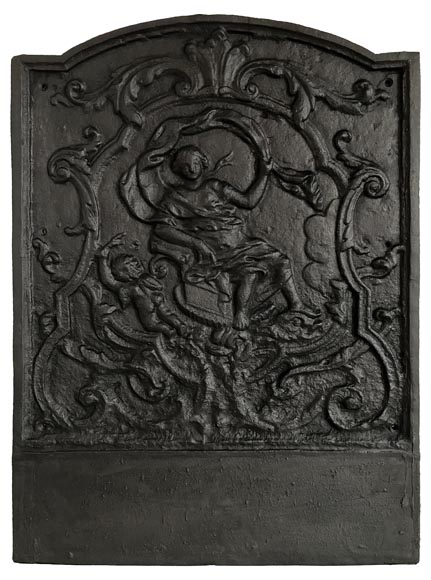 Plaque de cheminée de style Louis XV décorée d’une scène de triomphe d’une déesse-0