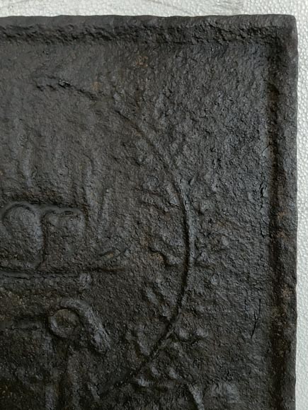 Petite plaque de cheminée ancienne de style Louis XVI, allégorie de l'Amour-3