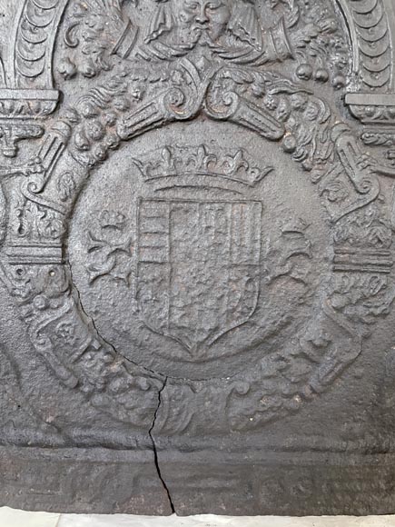 Plaque de cheminée aux armoiries effacées soutenues par des lévriers, XIXe siècle-3