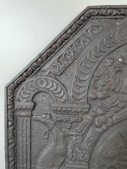 Plaque de cheminée aux armoiries effacées soutenues par des lévriers, XIXe siècle-4