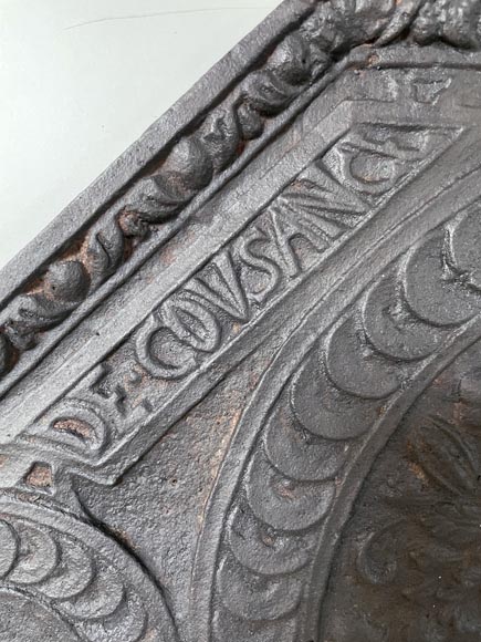 Plaque de cheminée aux armoiries effacées soutenues par des lévriers, XIXe siècle-9