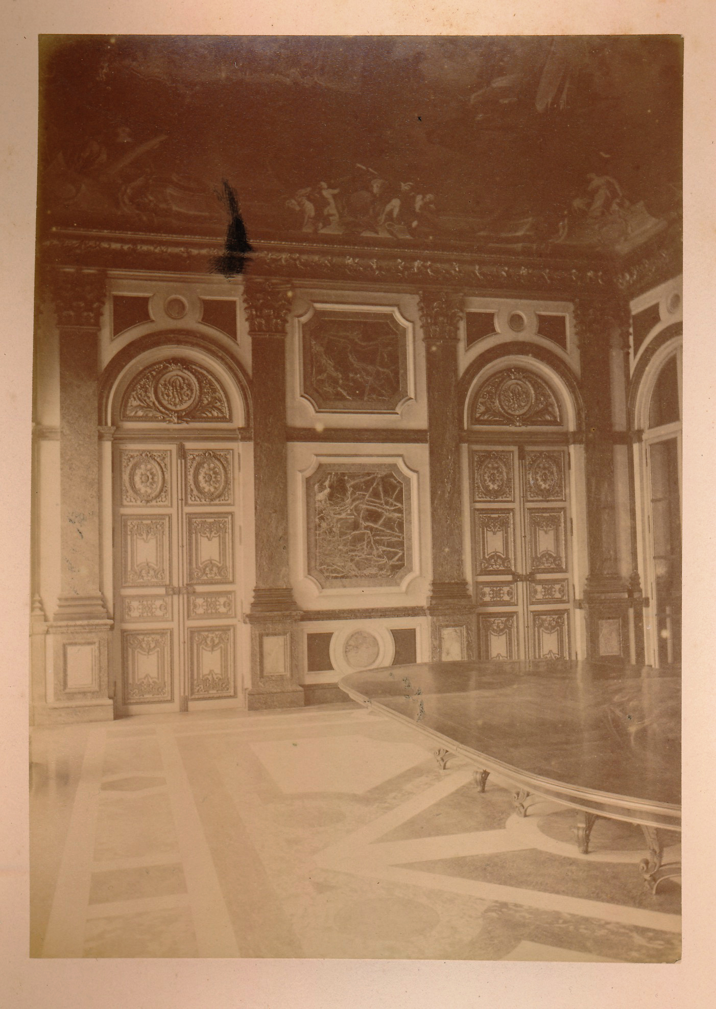 Photographie d’un des salons de l’Hôtel Pontalba en 1875 au moment de sa vente aux Rothschild où l’on aperçoit des chapiteaux similaires aux nôtres mais possédant deux rangées de décor en plus
