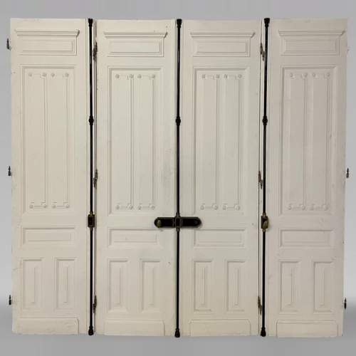 Grande porte à quatre vantaux décor panneauté et petites rosaces