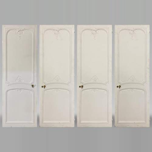 Ensemble de quatre portes simples de style Louis XV