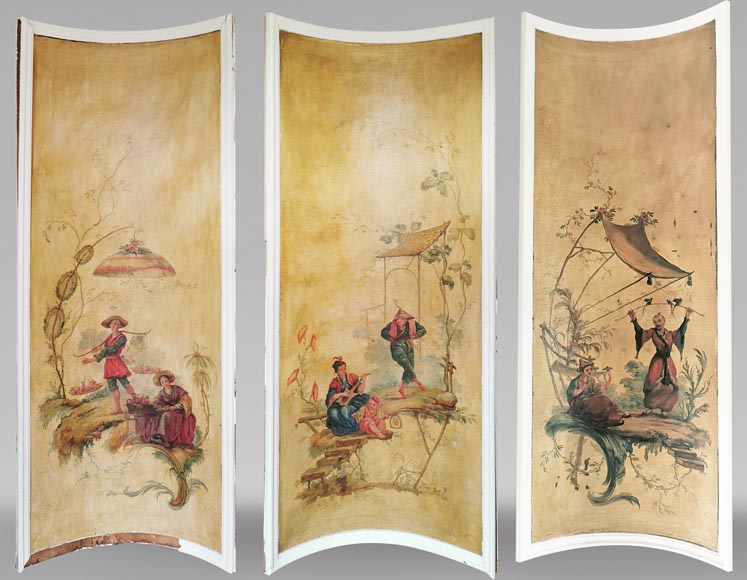Ensemble de trois panneaux peints galbés au décor de chinoiseries-0