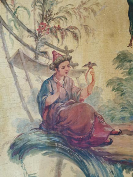Ensemble de trois panneaux peints galbés au décor de chinoiseries-17