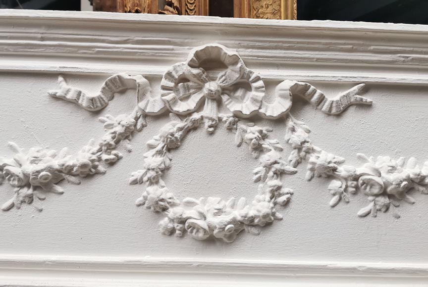 Petit trumeau de style Louis XVI aux guirlandes de fleurs-1