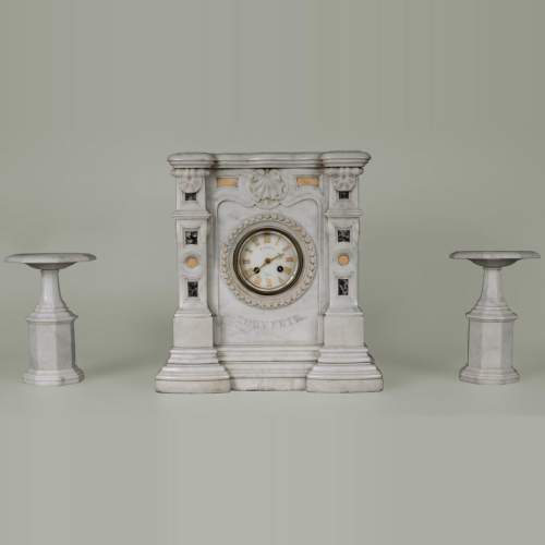 Garniture de cheminée en marbre de Carrare prenant la forme d'une cheminée