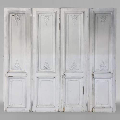 Lot d'une double porte et de deux portes anciennes de style Louis XV