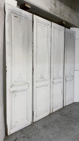 Lot d'une double porte et de deux portes anciennes de style Louis XV-1