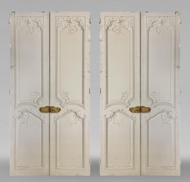Paire de double porte de style Louis XV en bois peint-0
