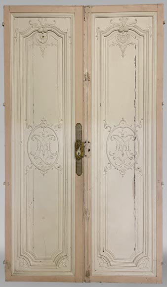 Belle double porte en bois au monogramme-0