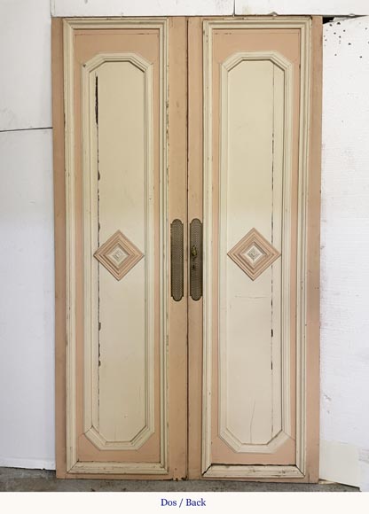 Belle double porte en bois au monogramme-8