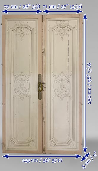 Belle double porte en bois au monogramme-16