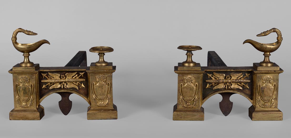 Paire de chenets en bronze doré de style Empire aux lampes à huile-0