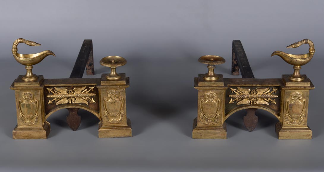 Paire de chenets en bronze doré de style Empire aux lampes à huile-1